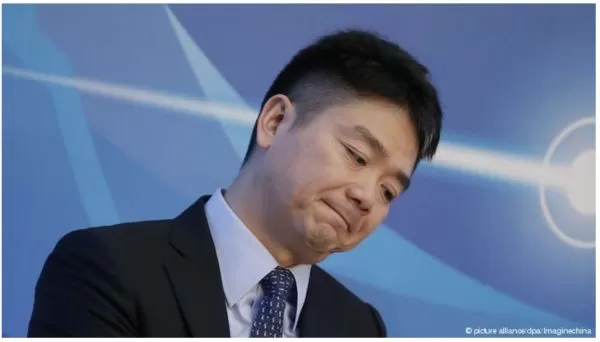 刘强东涉性侵案 当事女生曝大量露骨细节：“他昨晚强行睡了我...我不是自愿的”