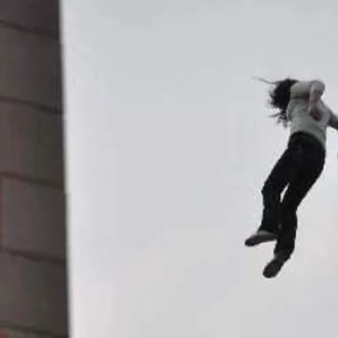 心痛！温哥华岛大学生跳楼自杀 当场死亡！外表坚强的留学生背后多少辛酸