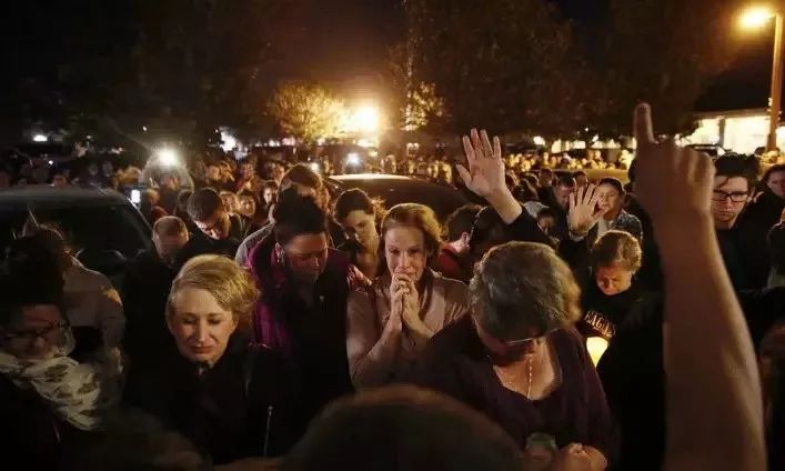 史上最惨重! 焦尸遍地 豪宅尽毁 一家人在车里活活烧死 加州已成人间炼狱!