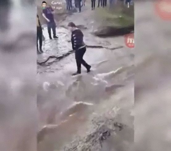 心碎! 加拿大少年惨遭霸凌 刺骨寒冬 被逼趴在泥水里当人肉踏板 视频疯传