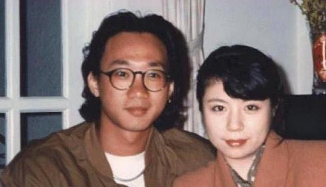 曾是黄家驹的未婚妻，30年如一日带着求婚戒指，今56岁依旧单身