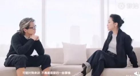 44岁周迅当妈痛哭 浑身臃肿 光环全无 压垮中年女人的究竟是什么？