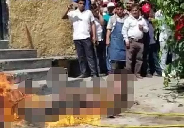 惨！警局门口“人贩子”被活活烧死！竟是无辜路人 场面犹如女巫审判