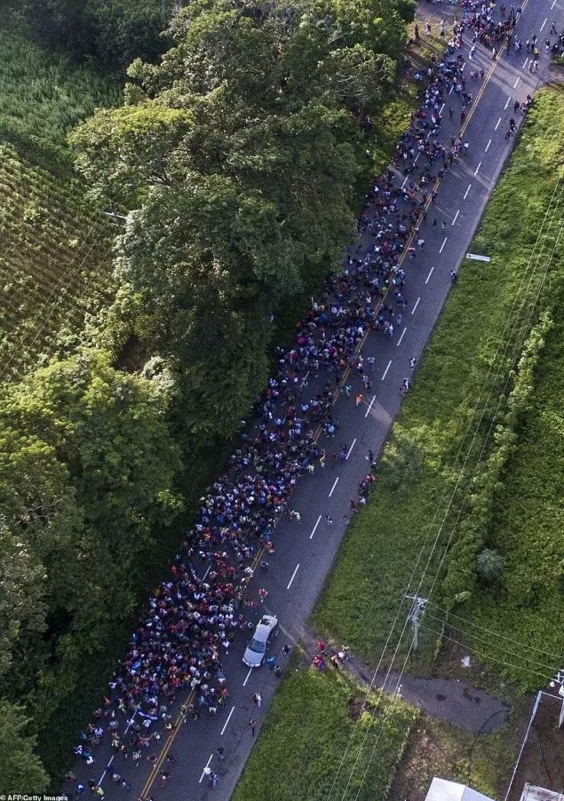 到了! 4500非法移民誓死闯关入美国 5200重兵挡不住了? 还有数万人在路上！