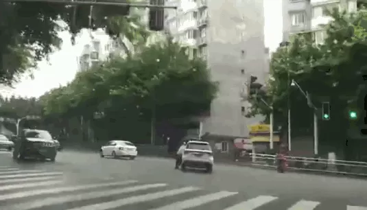疯了！列治文司机被截停后 彪悍踩油门 差点拖死警察！警封路查车 全网通缉