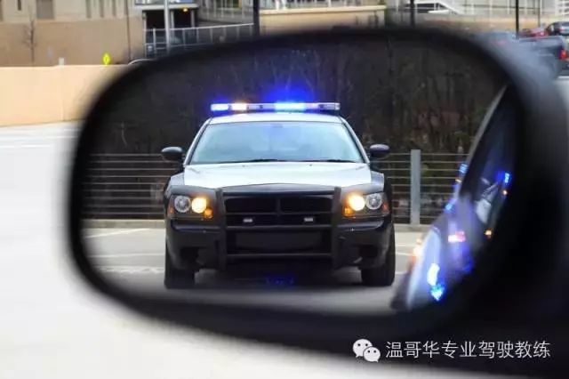 疯了！列治文司机被截停后 彪悍踩油门 差点拖死警察！警封路查车 全网通缉