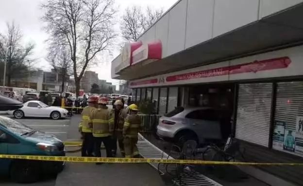 疯了！列治文司机被截停后 彪悍踩油门 差点拖死警察！警封路查车 全网通缉