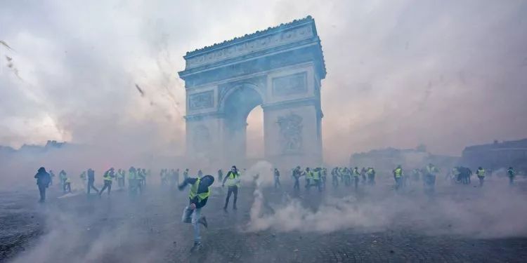 法国沦陷! 欧洲多国暴乱! 巴黎成炼狱 Dior LV店被打砸抢烧 数百人伤亡!