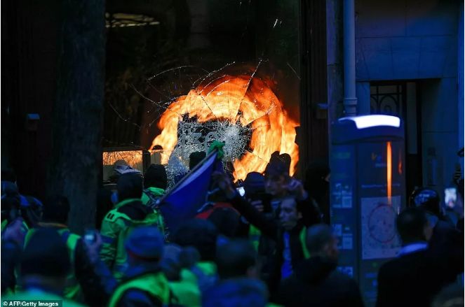 法国沦陷! 欧洲多国暴乱! 巴黎成炼狱 Dior LV店被打砸抢烧 数百人伤亡!