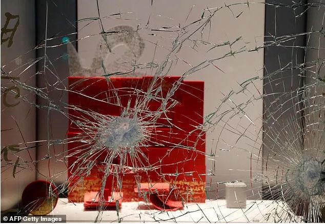 法国沦陷! 欧洲多国暴乱! 巴黎成炼狱 Dior LV店被打砸抢烧 数百人伤亡!