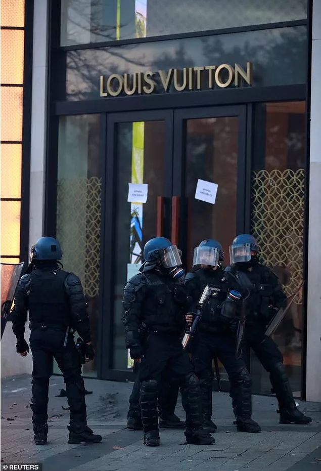 法国沦陷! 欧洲多国暴乱! 巴黎成炼狱 Dior LV店被打砸抢烧 数百人伤亡!