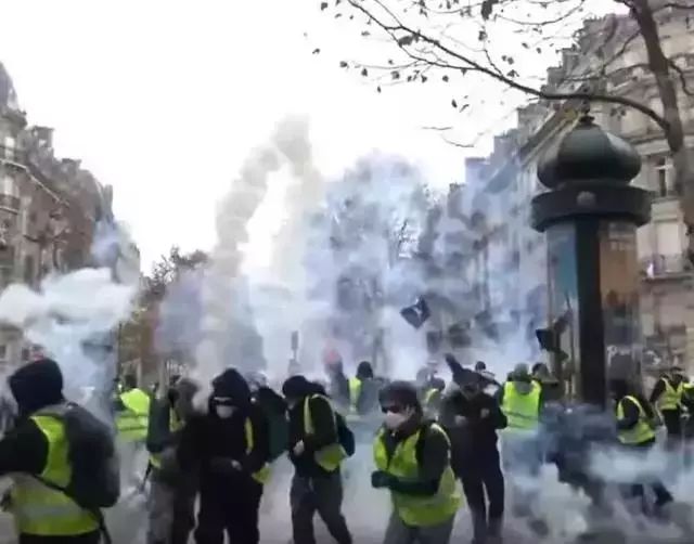 法国局势失控! 全国学生上街示威 无辜民众在家被催泪弹射中身亡!