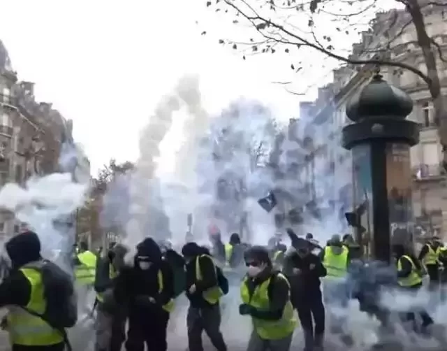 法国局势失控! 全国学生上街示威 无辜民众在家被催泪弹射中身亡!