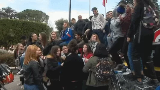 法国局势失控! 全国学生上街示威 无辜民众在家被催泪弹射中身亡!