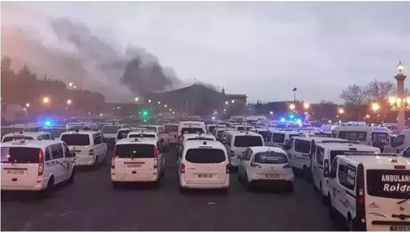 法国局势失控! 全国学生上街示威 无辜民众在家被催泪弹射中身亡!