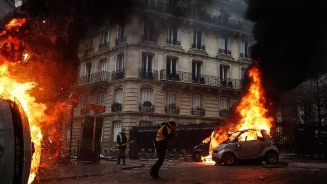 法国局势失控! 全国学生上街示威 无辜民众在家被催泪弹射中身亡!
