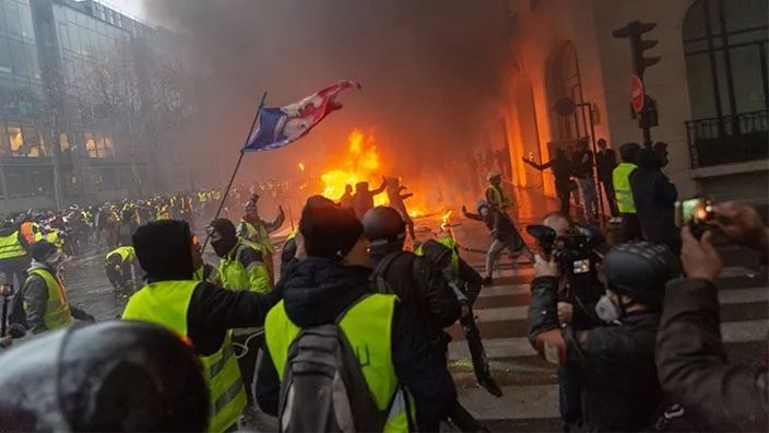 法国局势失控! 全国学生上街示威 无辜民众在家被催泪弹射中身亡!