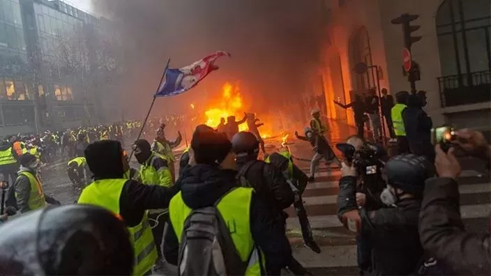 法国局势失控! 全国学生上街示威 无辜民众在家被催泪弹射中身亡!