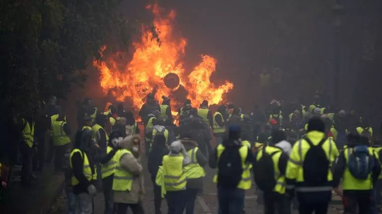 法国局势失控! 全国学生上街示威 无辜民众在家被催泪弹射中身亡!