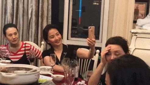 刘亦菲59岁母亲近照曝光 被赞美过女儿刘亦菲