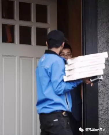 孟晚舟出门了! 围爱马仕丝巾 背BV包包 还请蹲守豪宅的记者们吃披萨!