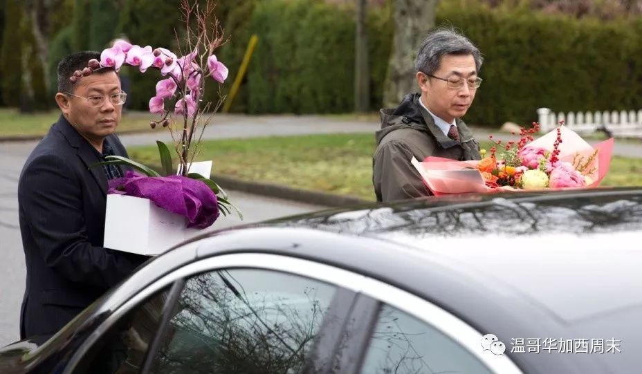 孟晚舟出门了! 围爱马仕丝巾 背BV包包 还请蹲守豪宅的记者们吃披萨!