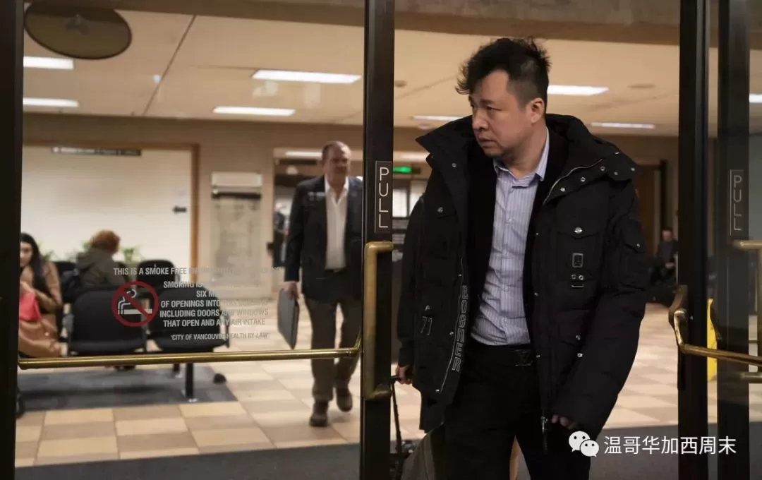 疯狂! 孟晚舟家围墙被毁 窗户被砸 疑遭安窃听器 一对华人试图进门被撵走!
