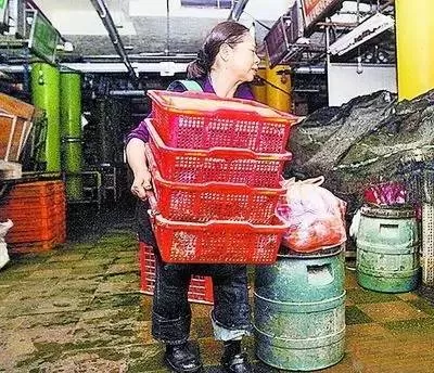 中国卖菜大妈，因为一件事惊动BBC、登上《时代》周刊，排名超过奥巴马、乔布斯！