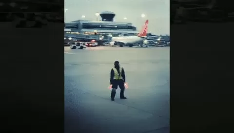 爆笑！加拿大机场员工 只因这样一个举动火遍了全世界 视频疯转！