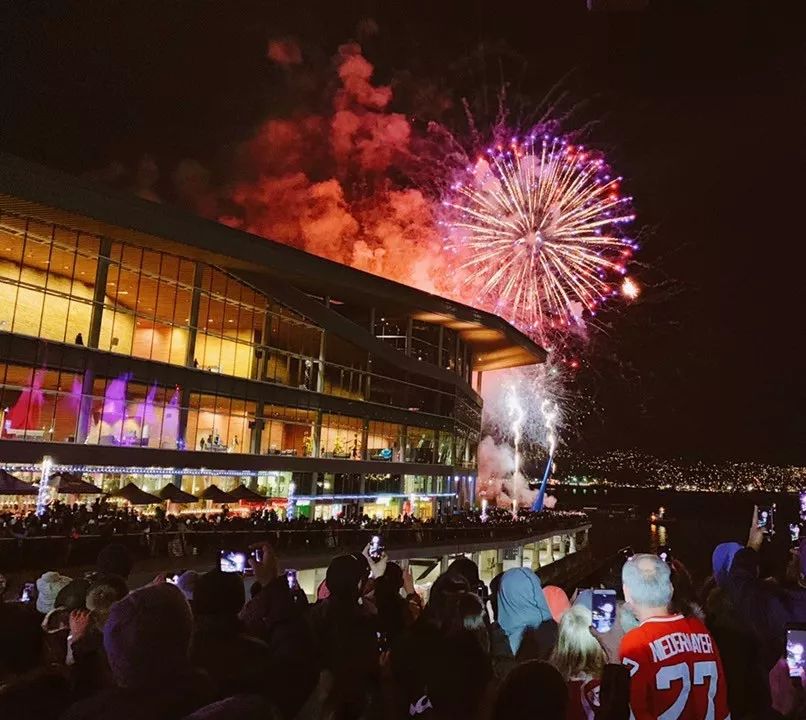 壮观! 昨夜 温哥华全城狂欢 天车站挤爆时 竟发生这样一幕 实在太加拿大了