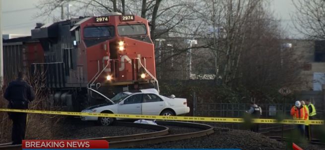 大温夫妇开车被火车撞烂! 被顶着推飞1公里 当场惨死! 事件却如此离奇……