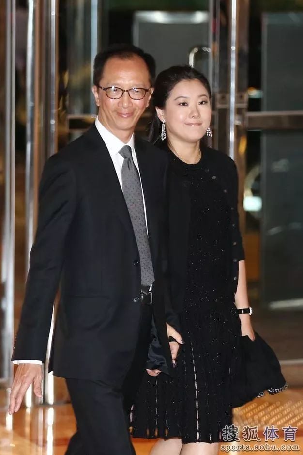 伏明霞被曝离婚？66岁富商老公回应 当年的跳水皇后们如今过成了这样