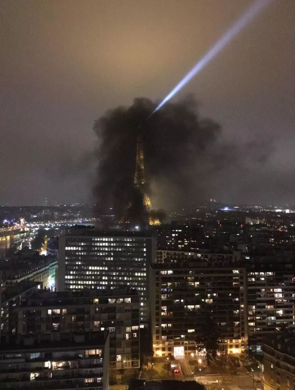新年夜 法国再次沦陷! 黑烟笼罩埃菲尔铁塔 巴黎街头变火海 凯旋门被洗劫一空