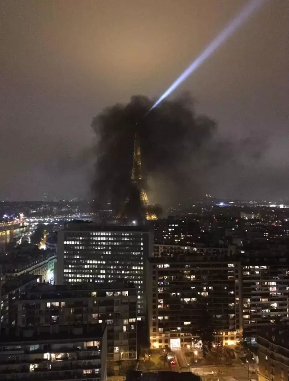 新年夜 法国再次沦陷! 黑烟笼罩埃菲尔铁塔 巴黎街头变火海 凯旋门被洗劫一空