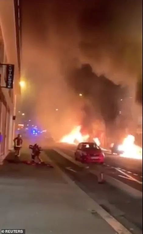 新年夜 法国再次沦陷! 黑烟笼罩埃菲尔铁塔 巴黎街头变火海 凯旋门被洗劫一空