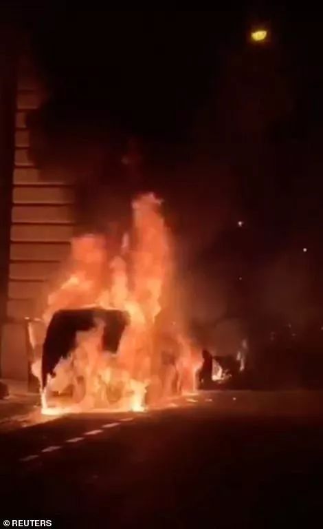 新年夜 法国再次沦陷! 黑烟笼罩埃菲尔铁塔 巴黎街头变火海 凯旋门被洗劫一空