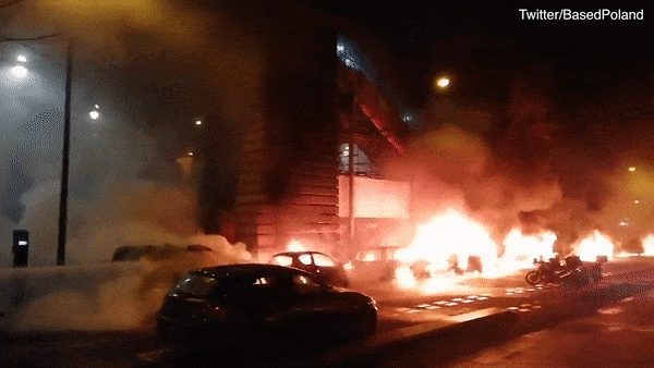 新年夜 法国再次沦陷! 黑烟笼罩埃菲尔铁塔 巴黎街头变火海 凯旋门被洗劫一空