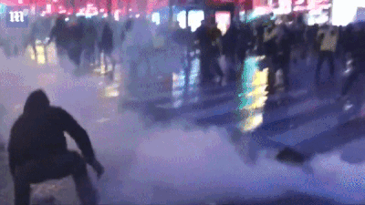 新年夜 法国再次沦陷! 黑烟笼罩埃菲尔铁塔 巴黎街头变火海 凯旋门被洗劫一空