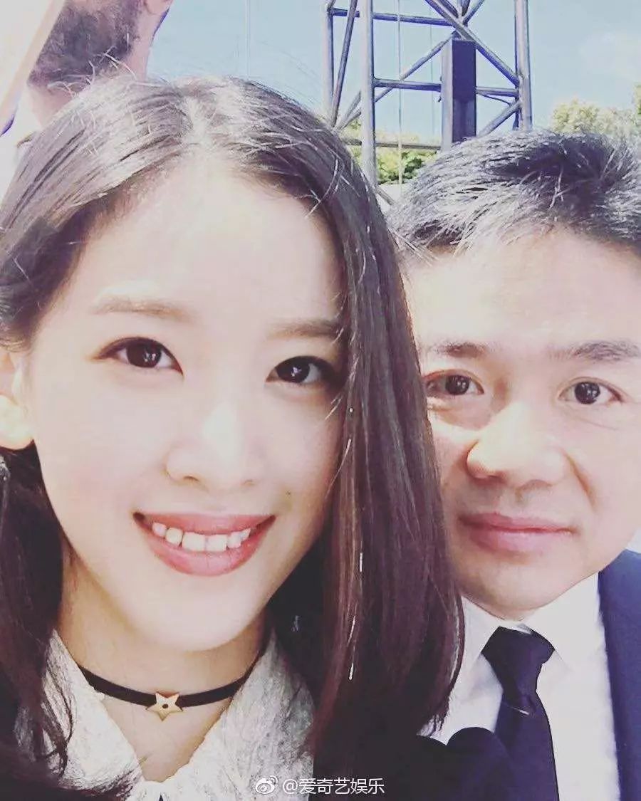 爆! 奶茶妹妹新年发朋友圈: 最丧的一年 婚姻祸从天降 深夜甩开刘强东KTV热舞