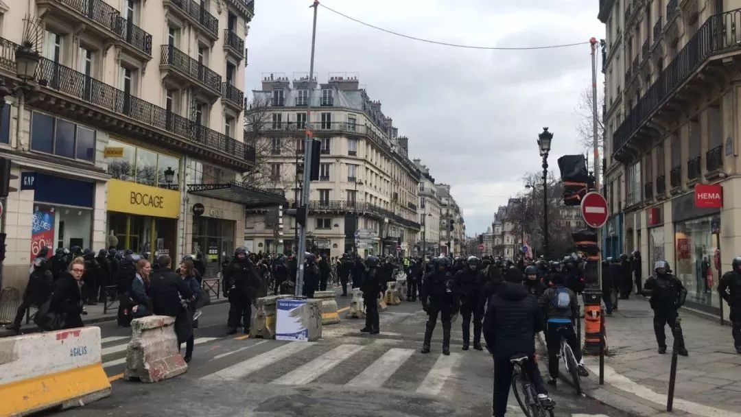 又是巴黎！市中心发生大爆炸整个街区被破坏 50人死伤 黄背心画风全变了