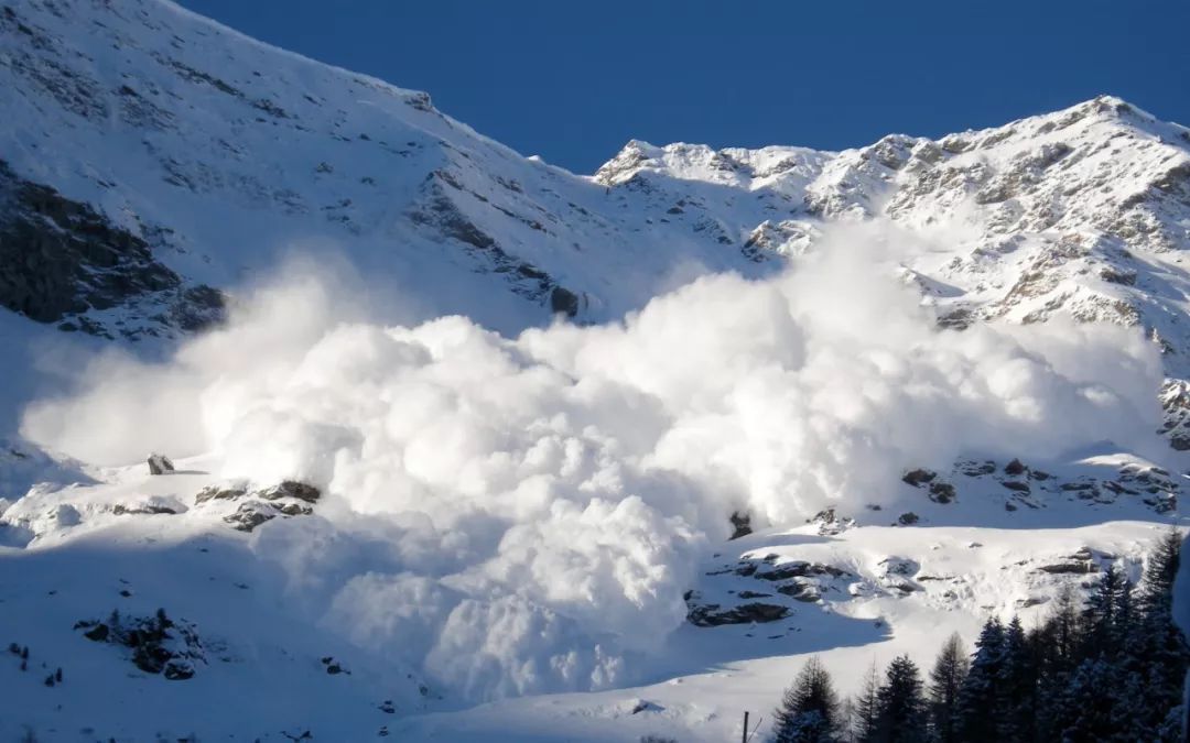 BC突发雪崩 父子双双丧命! 父亲被活埋2米雪下 儿子被冲进湖底淹死