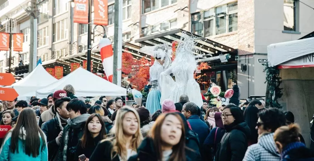 疯狂! 温哥华有人当街免费发大麻糖 还塞到停好的车上 家长千万看好孩子!