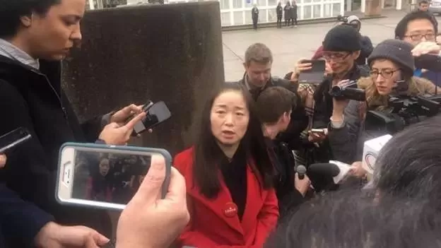 王小宝哭诉：我不要辞职！我不是种族主义者！紧急召开记者会 竟被驱逐