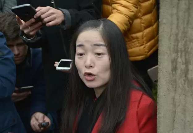 王小宝哭诉：我不要辞职！我不是种族主义者！紧急召开记者会 竟被驱逐