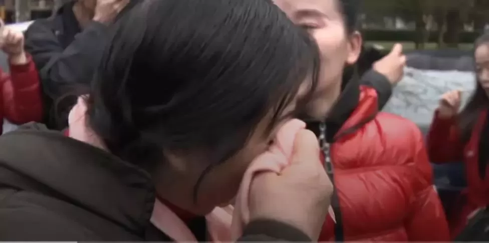 王小宝哭诉：我不要辞职！我不是种族主义者！紧急召开记者会 竟被驱逐