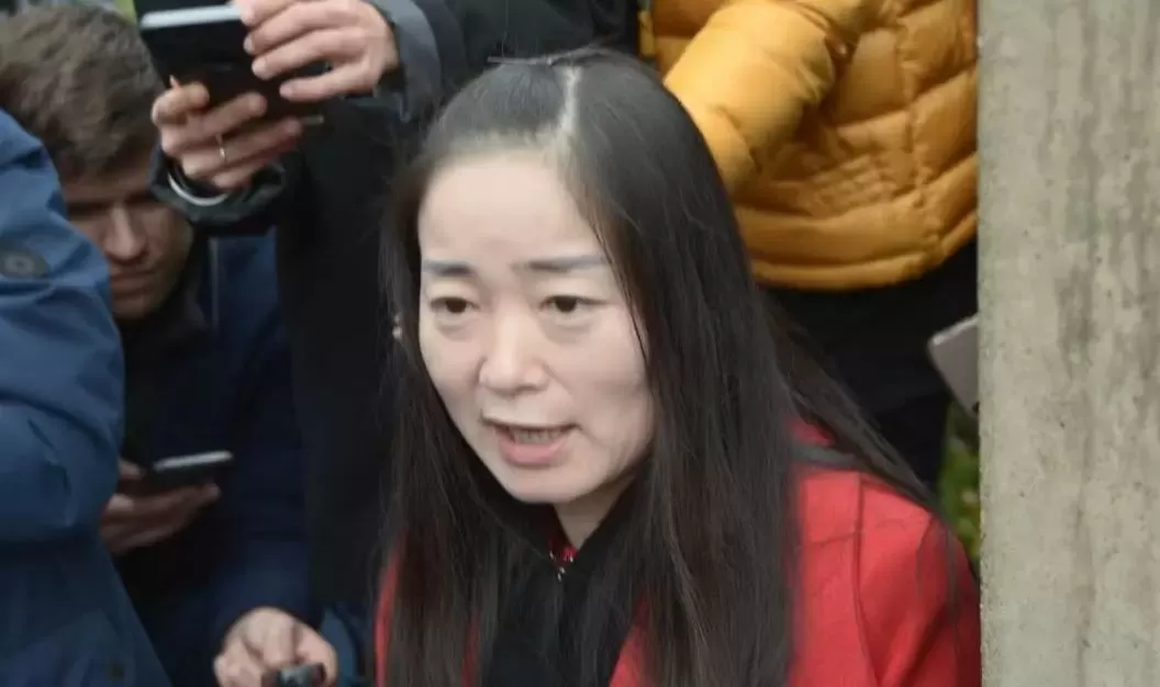 王小宝哭诉：我不要辞职！我不是种族主义者！紧急召开记者会 竟被驱逐