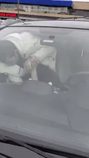 太丢人！加拿大两华人男子大统华门口大打出手，只是为了……