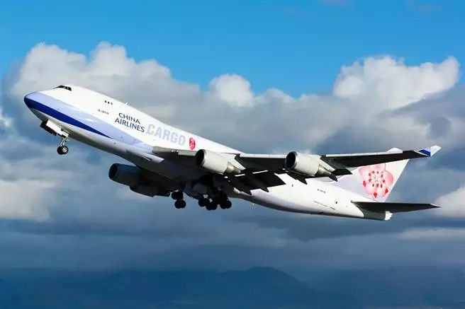 飞机高空飞行中 华人空姐被机长拖进厕所: 你这小妖精太sexy 让人想咬一口