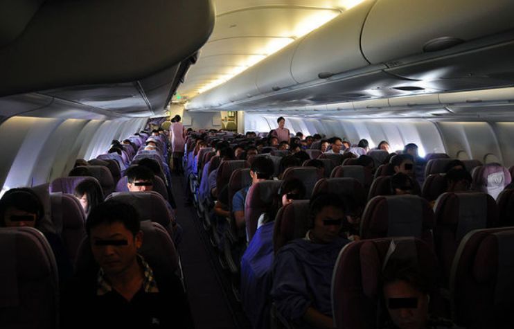 飞机高空飞行中 华人空姐被机长拖进厕所: 你这小妖精太sexy 让人想咬一口