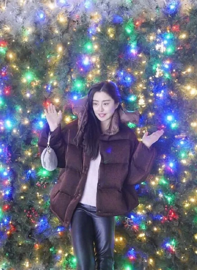 嫩出水! 王祖贤52岁生日美如少女 穿爆款蒙口羽绒服 感叹不后悔进演艺圈
